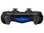 Ein schwarzer PlayStation 4-Controller mit blauem Lichtbalken.