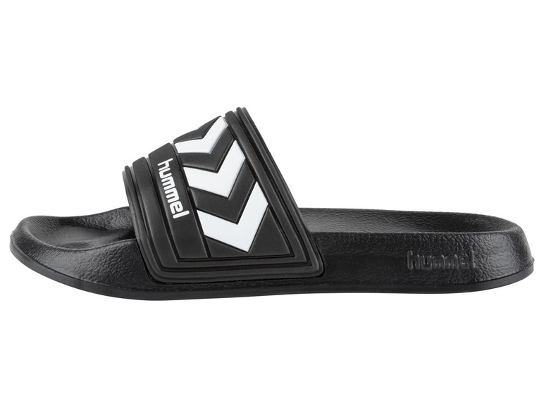 Schwarze Hummel-Sandalen mit weißem Logo.