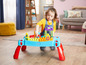 Ein Kind spielt mit Mega Bloks an einem Spieltisch.