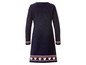 Ein dunkelblaues Strickkleid mit rosa Herzen