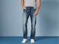 Mann trägt blaue Jeans mit elastischem Bund.