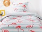 Eine Bettwäsche mit rosa Flamingos auf einem gestreiften Hintergrund.