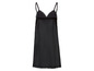 Ein schwarzes Slipdress mit Spitze.