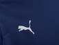Ein dunkelblauer Pullover mit einem weißen Puma-Logo.