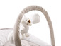 Eine Babygym mit einem Bären und Bällen als Spielzeug.