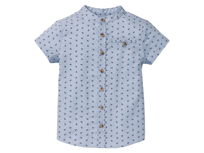 Ein hellblaues Hemd mit kurzen Ärmeln und Anker-Muster.