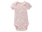 Ein rosa Baby-Body mit Bärenmuster.