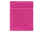Ein rosa Handtuch.