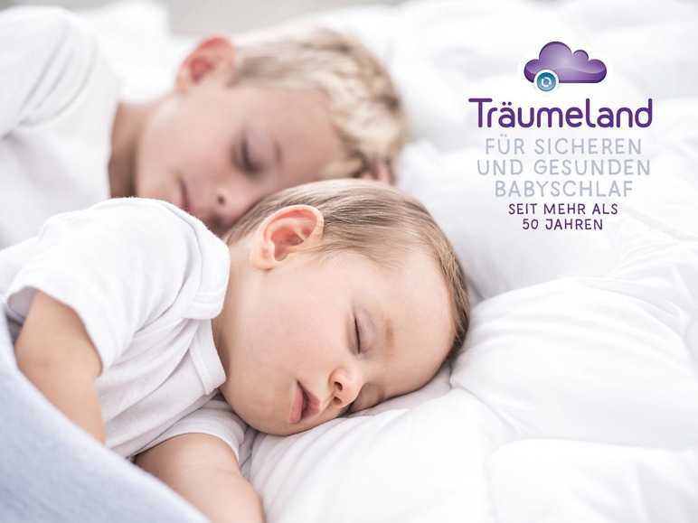 Zwei Kinder schlafen im Bett, mit dem Träumeland-Logo für sicheren und gesunden Babyschlaf.