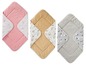 Drei Babydecken in verschiedenen Mustern und Farben: rosa, beige und grau.