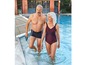 Ein Mann und eine Frau in Badebekleidung in einem Schwimmbad.