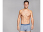 Mann in gestreiften Boxershorts