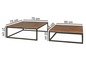 Zwei Couchtische aus Holz mit schwarzem Metallgestell.