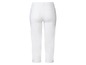 Weiße Hose mit geraden Beinen.