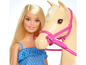 Barbie-Puppe mit einer blonden Pferde-Puppe.