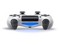 Weißer Sony PlayStation 4-Controller mit blauem Lichtbalken.