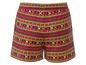 Sommerliche Shorts mit geometrischem Muster.