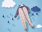 Ein Regenoverall für Kinder mit Blumenmuster.