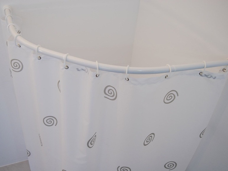 Eine weiße Duschvorhang mit grauen Spiralenmustern, aufgehängt an einer gebogenen Duschstange.