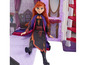 Anna-Puppe von Frozen in einem Spielhaus mit Treppe.