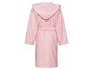 Ein rosa Bademantel mit weißen Punkten und einer Kapuze.