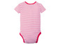 Ein rosa gestreiftes Baby-Bodysuit mit kurzen Ärmeln.