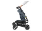 Ein blauer Maxi-Cosi Kinderwagen mit Griff.