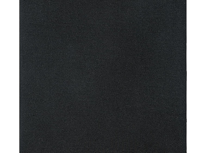 Schwarzer Stoff mit glatter Textur.