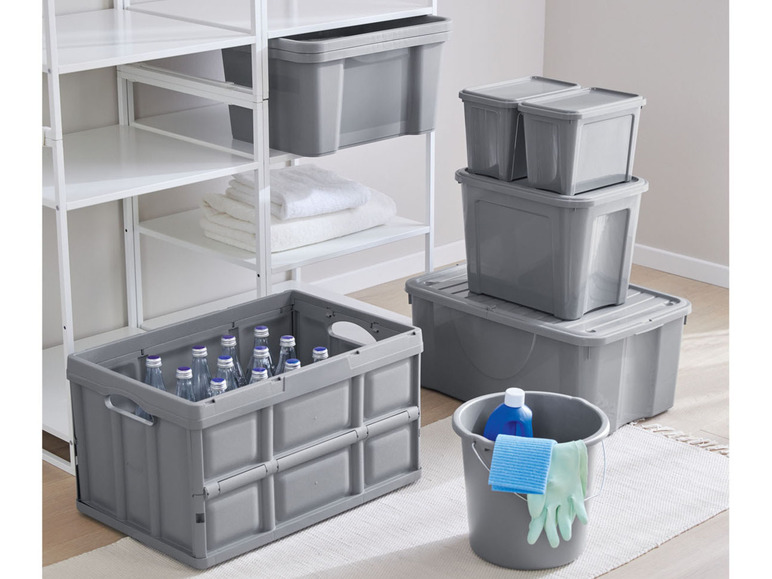Graue Aufbewahrungsboxen, eine faltbare Box und ein Eimer.