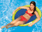 Eine Frau schwimmt in einem Pool auf einem grünen und blauen Swimways Spring Float.