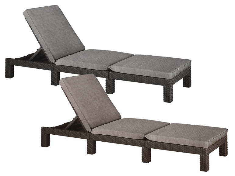 Zwei Liegestühle mit grauen Kissen, geeignet für Garten oder Balkon.