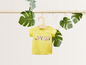 Gelbes T-Shirt mit Blumenmuster für Babys.