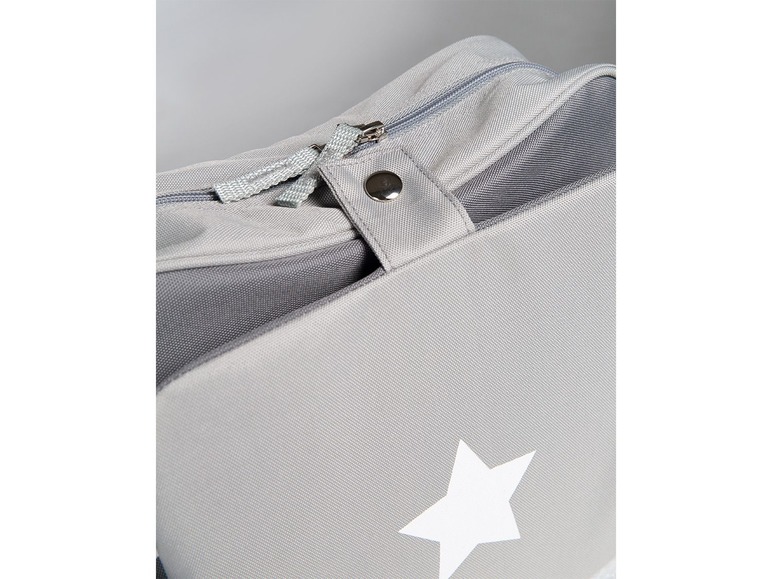 Eine graue Kosmetiktasche mit einem weißen Stern.