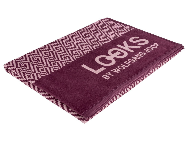 Ein dunkelrotes Handtuch mit geometrischem Muster von Wolfgang Joop.