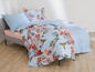 Ein blaues Bettbezug-Set mit Blumen- und Vogelmuster.