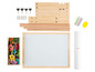 Ein Whiteboard, Holzteile, magnetische Buchstaben und Kreide für einen Kinderspieltisch.
