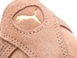Suede Puma Sneaker mit goldenem Logo.