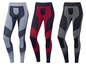 Drei Paar Thermo-Unterwäsche-Leggings in Grau, Rot und Schwarz.