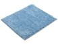 Ein hellblauer Badezimmerteppich aus Frottee.