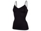 Ein schwarzes, nahtloses Tanktop als Unterhemd.