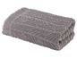 Ein graues Handtuch mit geometrischem Muster.