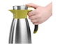 Eine Thermoskanne mit grünen Details.