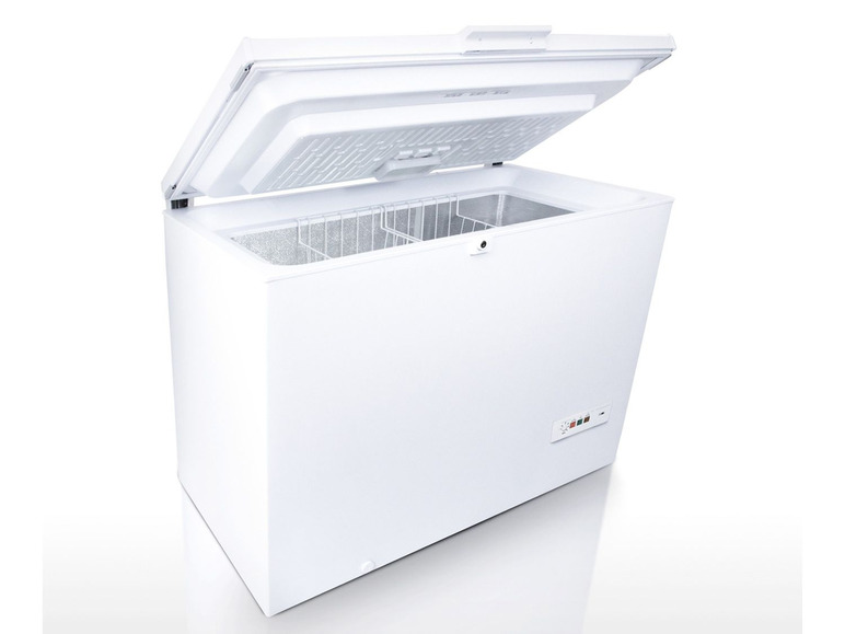 Ein weißer Gefrierschrank mit offener Klappe.