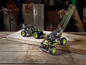 Zwei LEGO Technic Offroad-Fahrzeuge, ein grünes mit Totenkopf und ein schwarzes mit blauen Details.