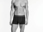 Mann in schwarzen Boxershorts