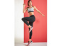 Frau in Sport-BH und Leggings mit Sportschuhen