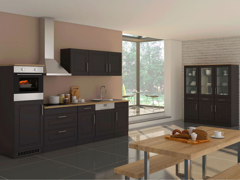 Moderne Küche mit Backofen, Geschirrspüler und Esstisch mit Stühlen.