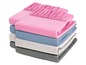 Stapel Bettwäsche in Rosa, Blau, Grau und Dunkelgrau.