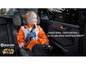 Ein Kind in einem Maxi-Cosi-Autositz mit Star Wars-Motiv.