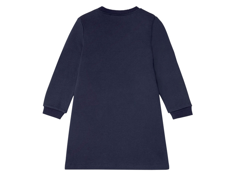 Ein dunkelblaues, langes Strickkleid.